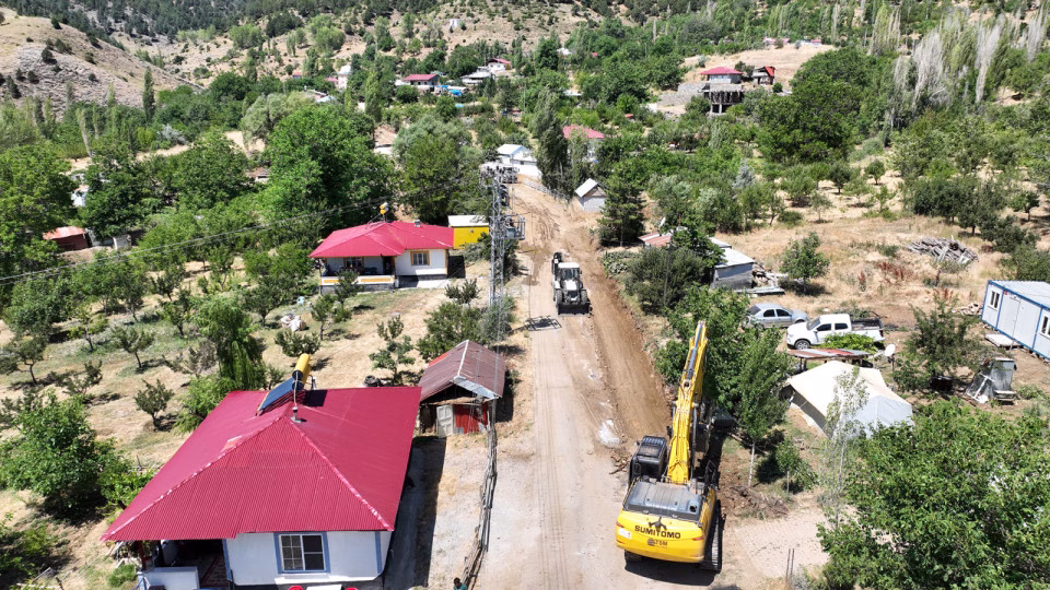 Büyükşehir Belediyesi, Göksun’un Yeniyapan Mahallesi’nin ana yolunda genişletme çalışmalarını sürdürüyor.