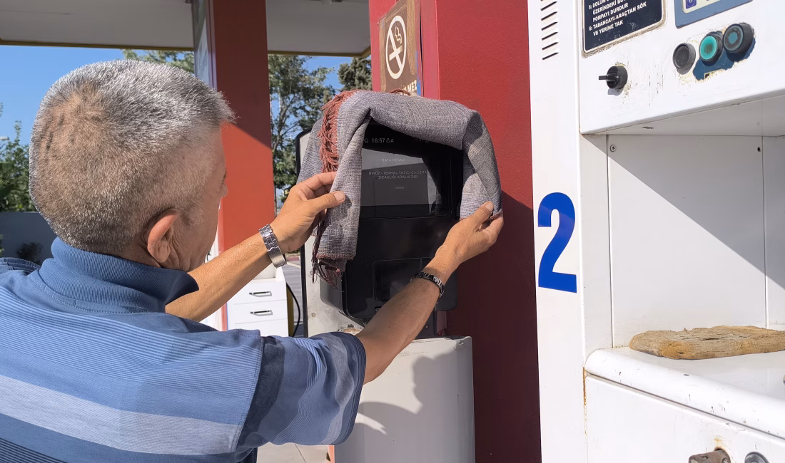 45 dereceyi bulan hava sıcaklığı nedeniyle bir akaryakıt istasyonundaki pompa