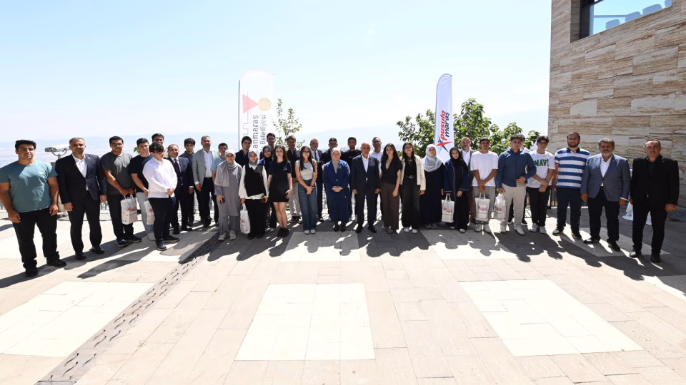 YKS’de dereceye giren öğrenciler ve aileleriyle Şairler Tepesi’nde düzenlenen programda