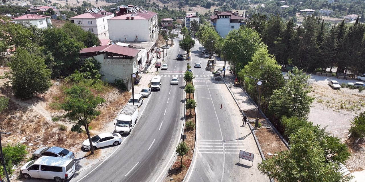 Andırın’ın Prestij Caddesi’ne Yürüyüş Yolları Kazandırılıyor Andırın’ın Prestij Caddesi’ne Yürüyüş Yolları Kazandırılıyor