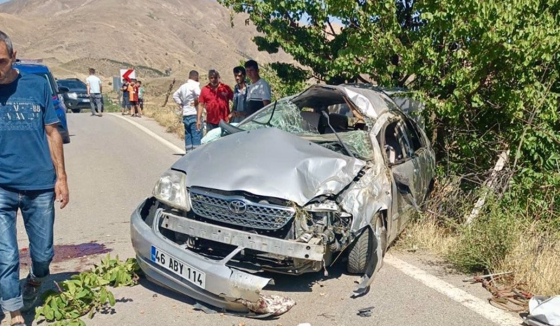 Nurhak’ta ehliyetsiz sürücü ağaca çarptı: 1 ağır 3 yaralı 