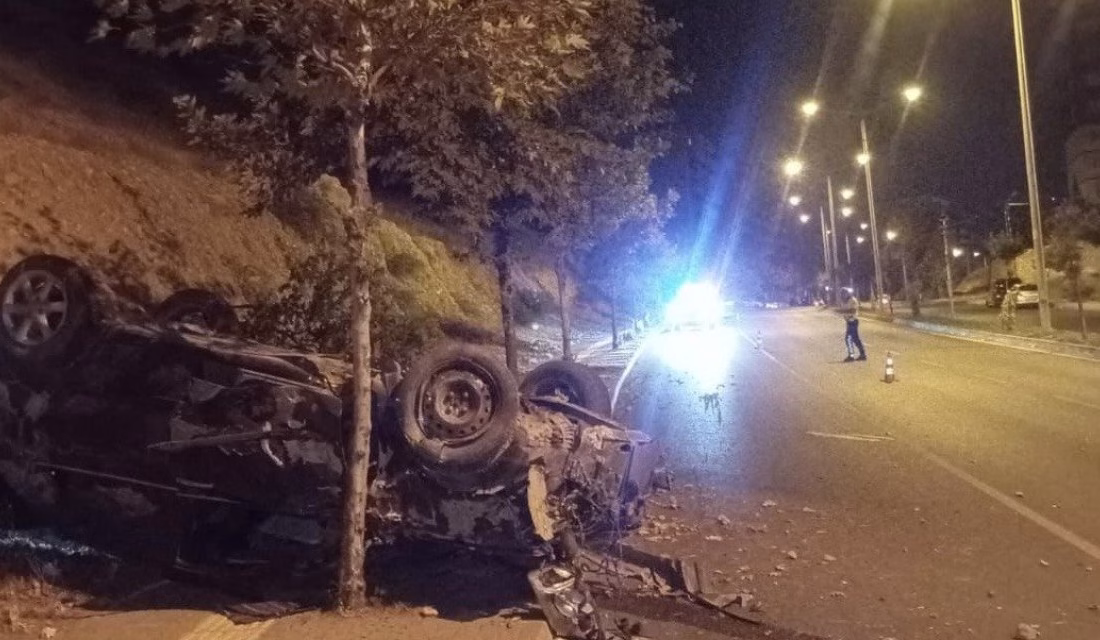 Kahramanmaraş’ta sürücüsünün kontrolünü kaybettiği otomobil paramparça oldu. 

