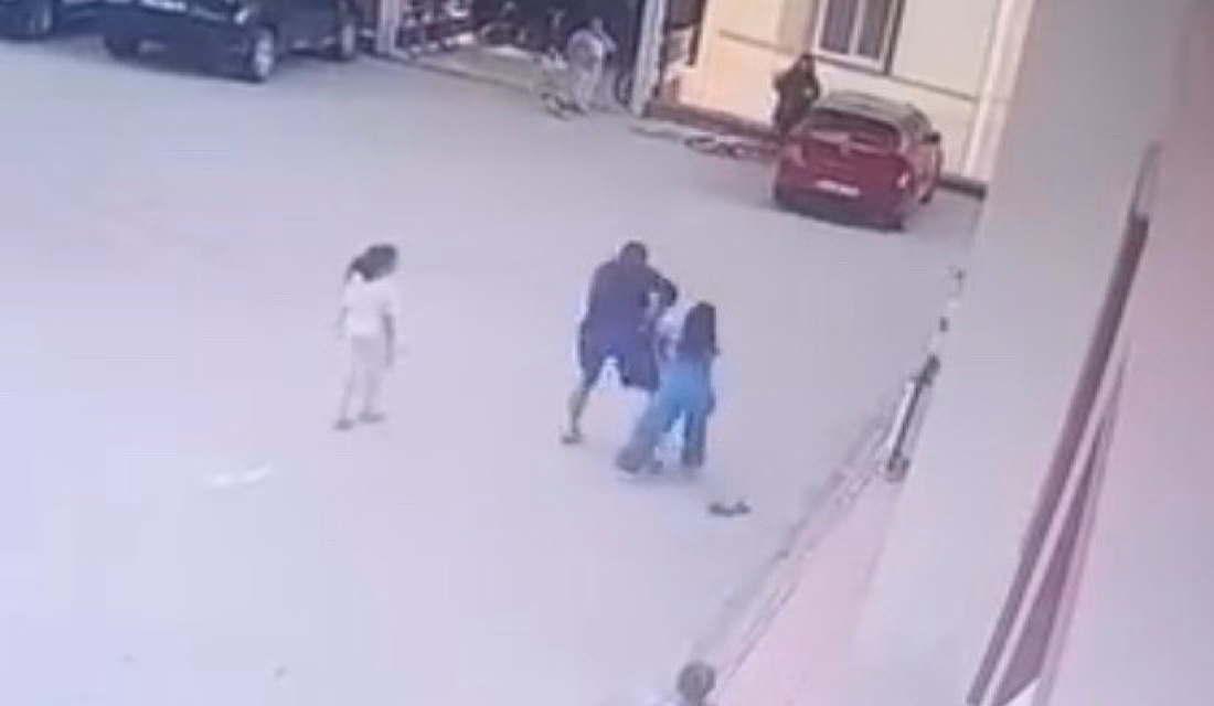 Kahramanmaraş’ta çocukların kavgasına karışan genç, küçücük çocuğu kaldırıp yere vurdu.
