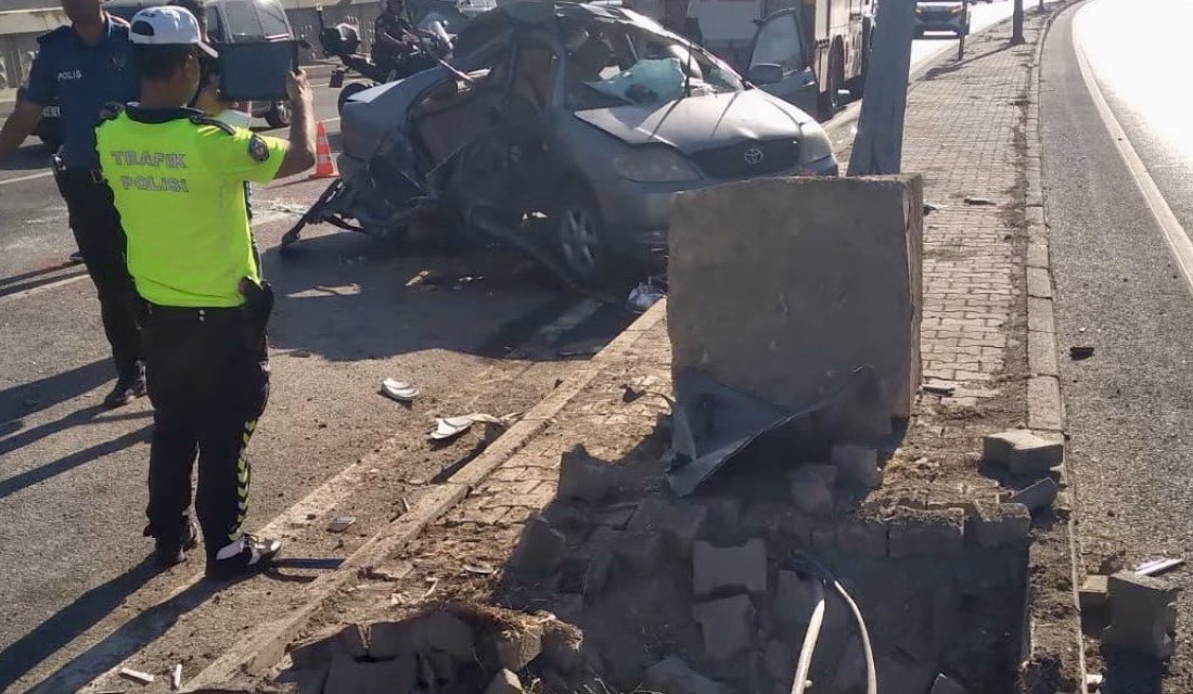 Kahramanmaraş’ta otomobilin aydınlatma direğine çarpması sonucu yaşanan trafik kazasında biri