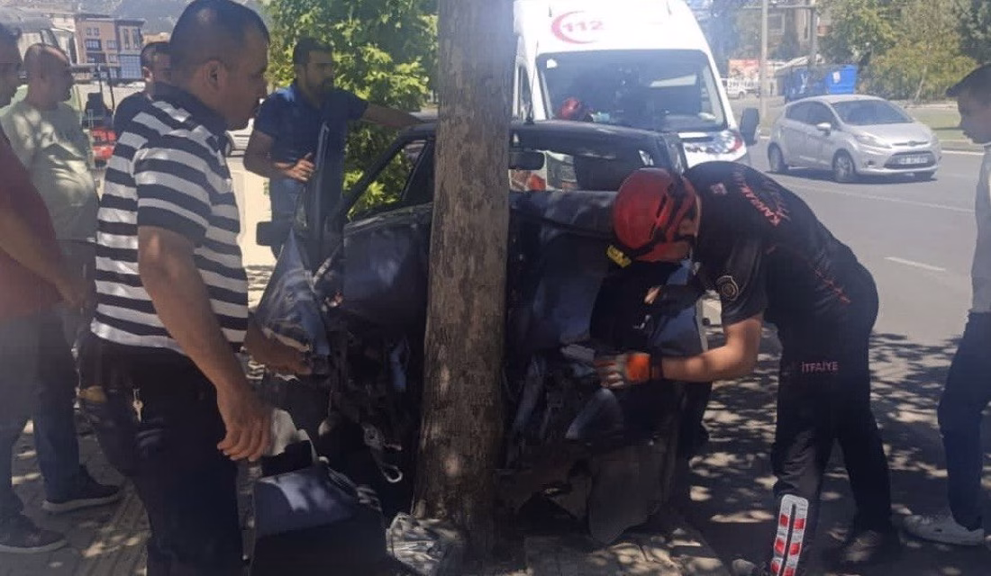 Kahramanmaraş’ta otomobilin ağaca çarpması sonucu yaşanan kazada 1 kişi yaralandı.