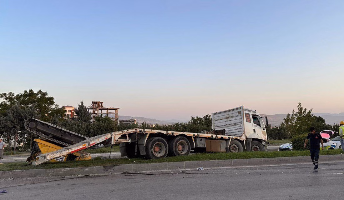 Kahramanmaraş'ın Onikişubat ilçesinde freni patlayan tır ile otomobil çarpıştı.