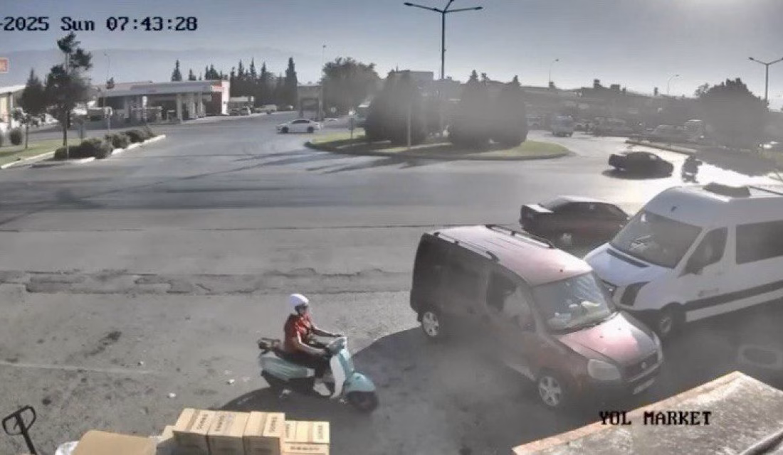 Kahramanmaraş’ta otomobilin çarptığı motosiklet sürücüsü metrelerce sürüklendi. O anlar güvenlik