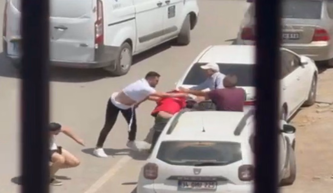 Kahramanmaraş’ta trafikte motokuryeye otomobilinden inen 2 kişi tarafından yapılan saldırı