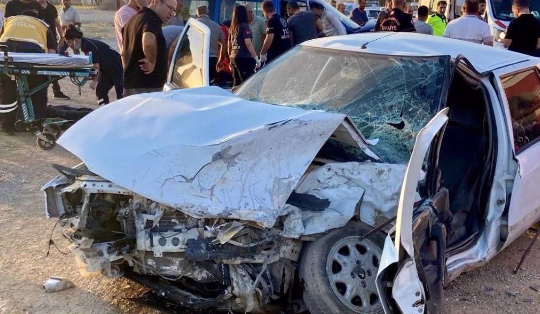 Kahramanmaraş’ın Elbistan ilçesinde otomobil ile panelvan tipi aracın kafa kafaya