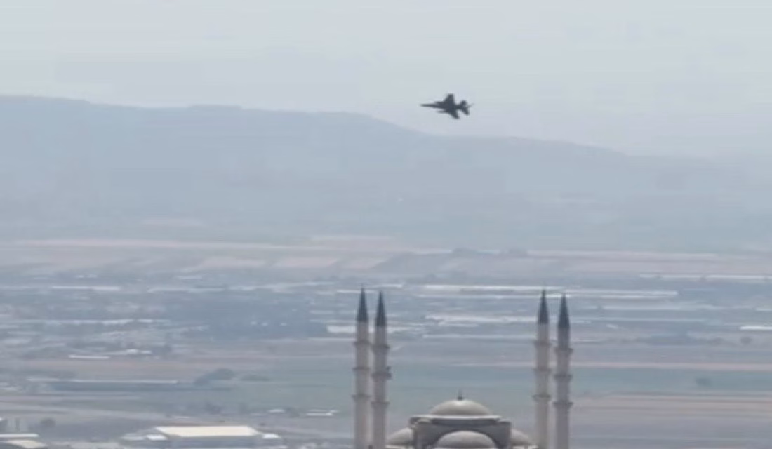 Kahramanmaraş’ta savaş uçakları dünyanın en büyük Türk Bayrağı için prova