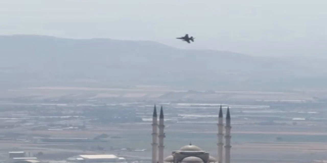 Kahramanmaraş’ta savaş uçakları Dünya’nın en büyük Türk Bayrağı için havalandı