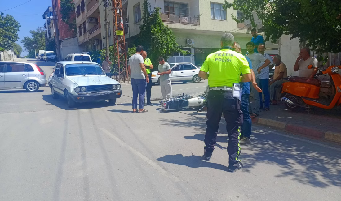Kadirli’de Coşkunlar Caddesi kavşağında meydana gelen. Kazada motosiklet sürücüsü ve