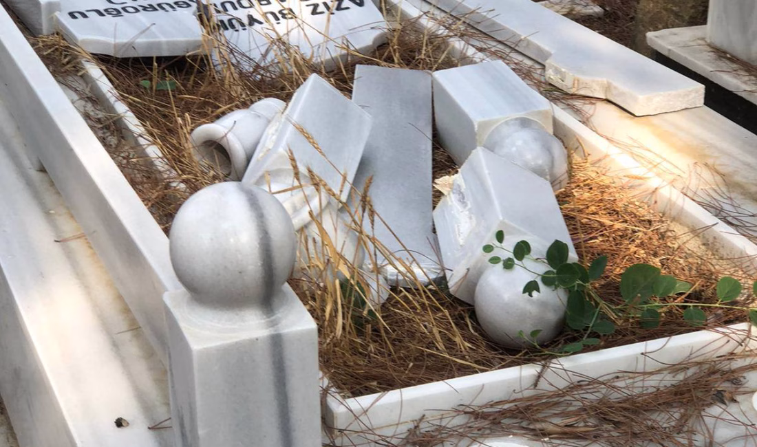 Kozan’da Mezarlıkta 20’den Fazla Mezar Taşı Kırıldı