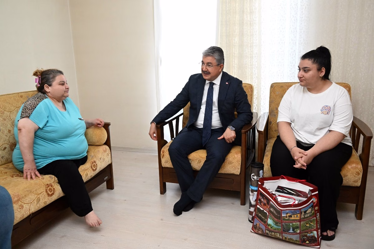 EV ZİYARET’İNDE VATANDAŞLAR VALİ YILMAZ’A TEŞEKKÜR ETTİLER