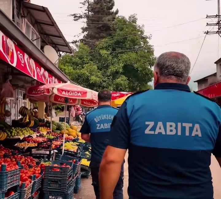 Kahramanmaraş’ın Andırın İlçesinde ilçe genelinde kaldırımlar esnaflar tarafından işgal altına