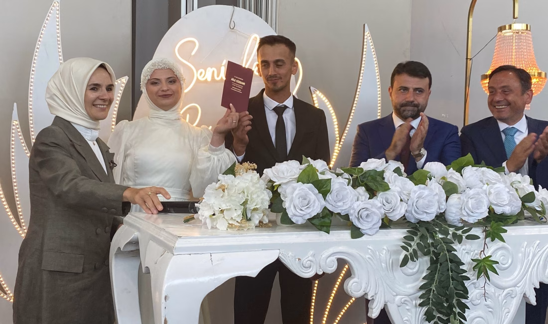 ESNAFI GEZDİ, NİKAHA KATILDI Aile ve Sosyal Hizmetler Bakanı Mahinur