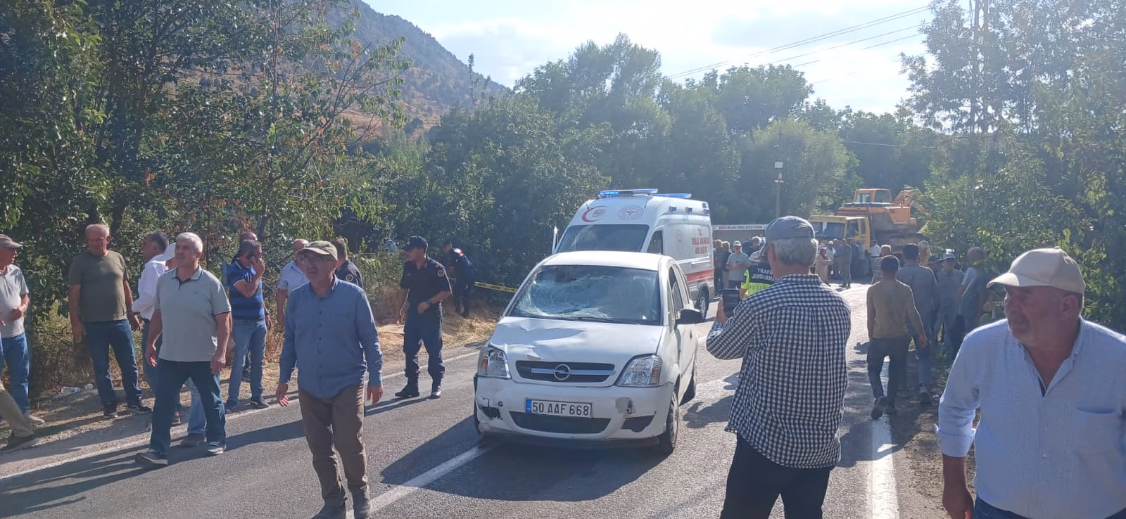 Cenazeye gidenlere otomobil çarptı: ölü, yaralı