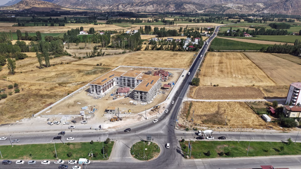 Büyükşehir Belediyesi, Edebiyat Yolu’ndan Göksun’a girişte yer alan kavşakta önemli