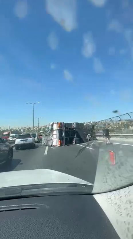 İstanbul Başakşehir TEM'de kamyon devrildi, trafik yoğunluğu oluştu