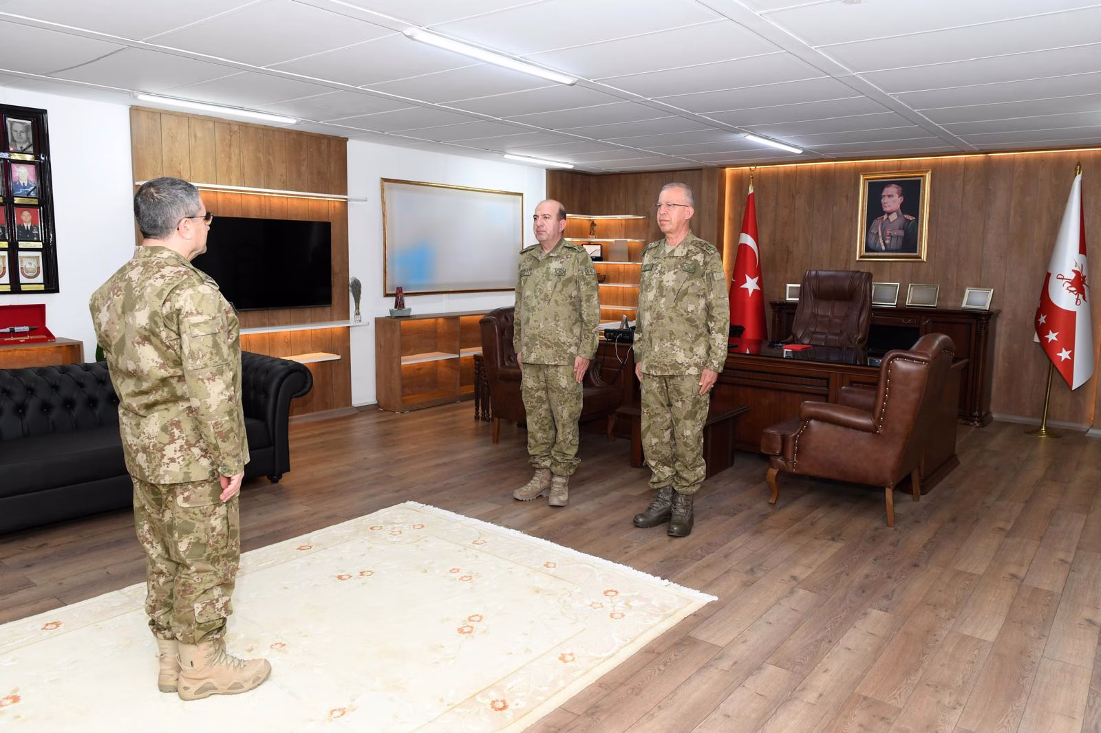 Kara Kuvvetleri Komutanı Bayraktaroğlu, devir teslim törenlerine katıldı