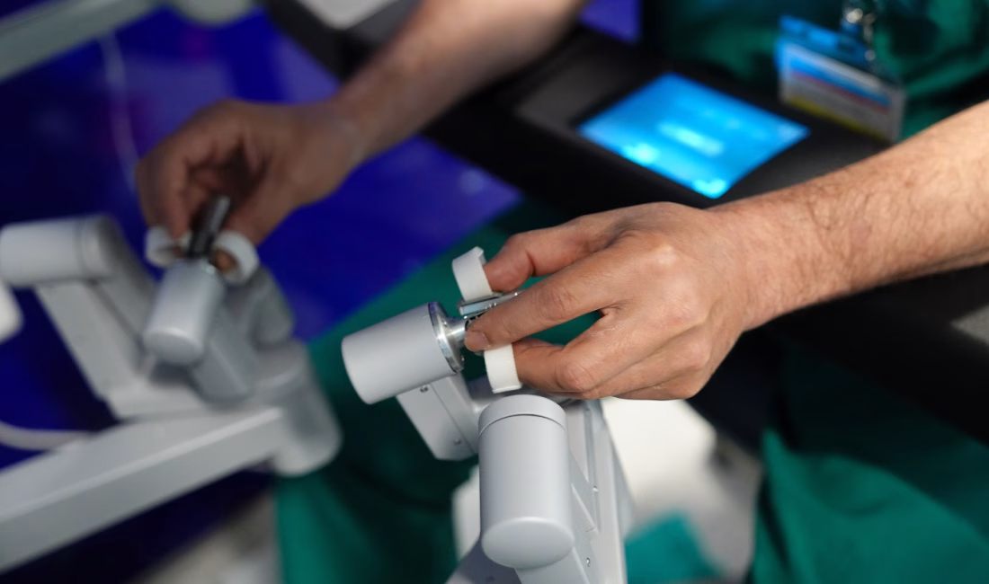 İSTANBUL, – ROBOT destekli yöntemle gerçekleştirilen kesi yeri fıtığı ameliyatlarının