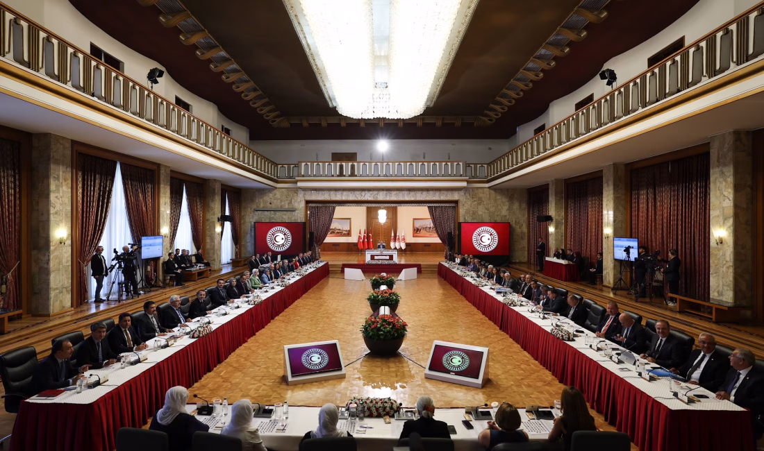 KOMİSYON ESKİ TBMM BAŞKANLARI İLE HUKUKÇULARI DİNLEYECEK Komisyon toplantısı verilen