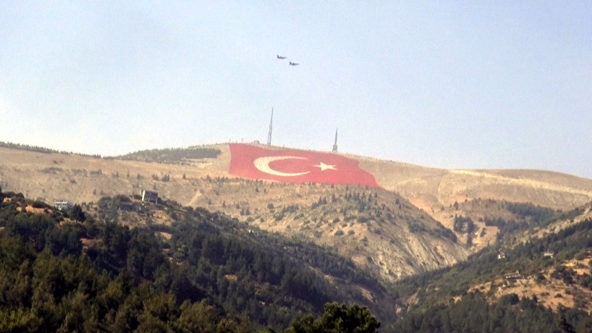 Türkiye'nin en büyük bayrağını ilk selamlayan 'Savaşan Şahinler' oldu