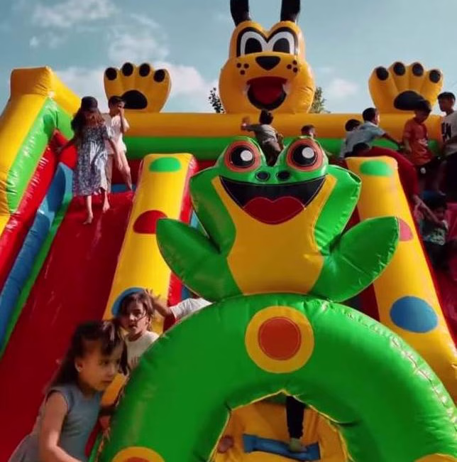 Andırın Belediyesi tarafından Geben Mahallesinde açık hava sineması ve çocuk