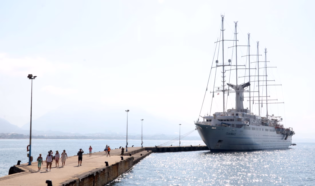 Erkan UYSAL/ALANYA (Antalya), – ANTALYA’nın Alanya ilçesine demirleyen dünyanın en