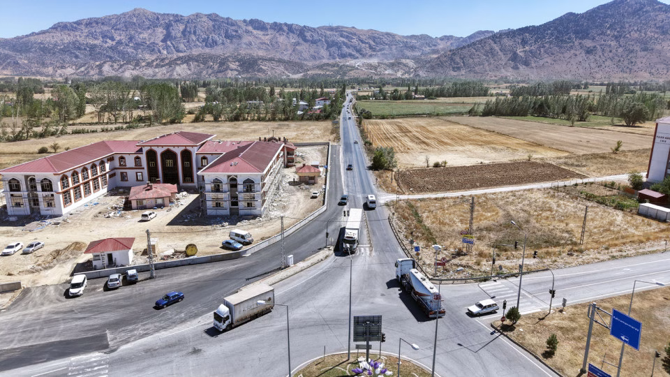 Büyükşehir Belediyesi, Edebiyat Yolu’nun Göksun çıkışındaki ışıklı kavşağa yeni bir