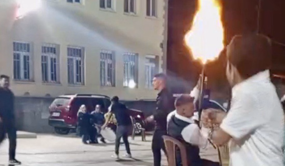 Kahramanmaraş’ta bir düğün töreninde yanı başındaki çocuklara rağmen havaya rastgele