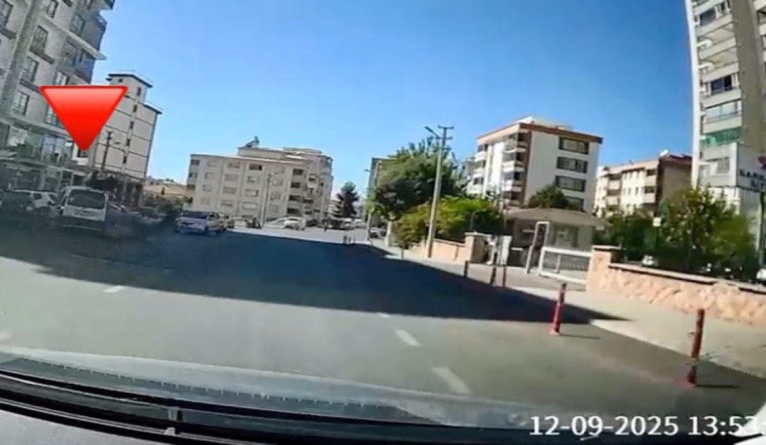 Kahramanmaraş’ta hafif ticari araçla çarpışan motosiklet sürücüsü yaralandı. Kaza anı