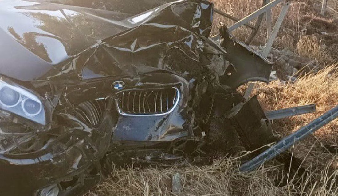 Kahramanmaraş’ta lüks otomobilinin direksiyon hakimiyetini kaybeden sürücü elektrik direğine çarpması