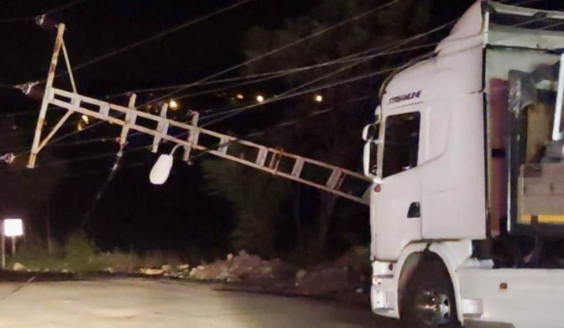 Kahramanmaraş’ta gece yarısı etkisini artıran şiddetli rüzgar, çatıları uçurdu bazı
