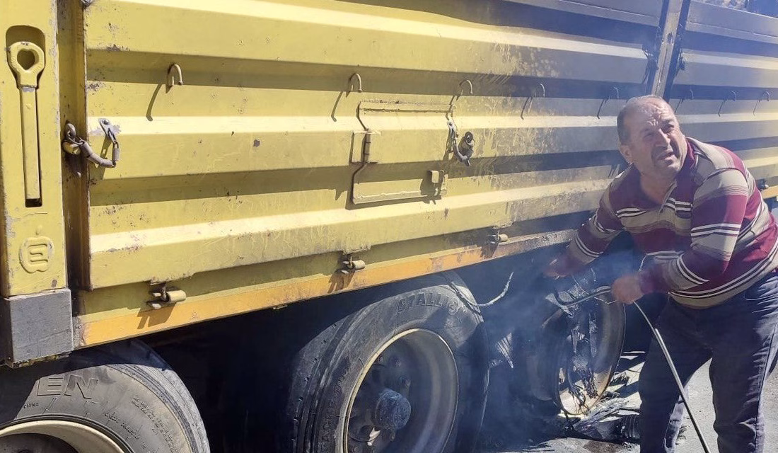 Kahramanmaraş’ta seyir halindeyken alev alan tır, karayolu üzerinde paniğe neden