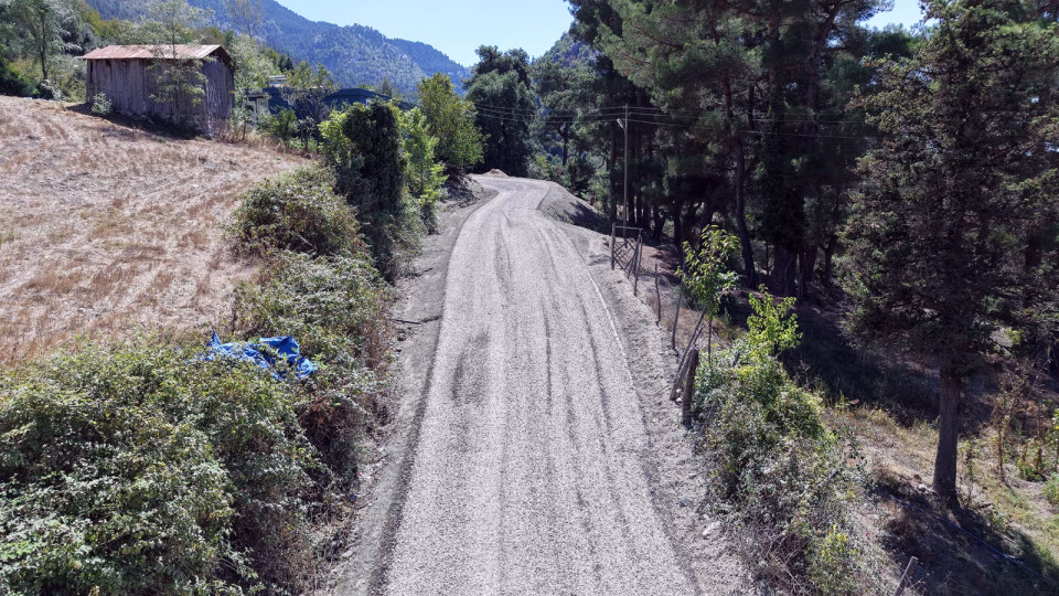 Büyükşehir Belediyesi, Andırın’ın kırsal mahallesi Cambaz’ın Güzelbeyli mevkiinde 3 kilometrelik