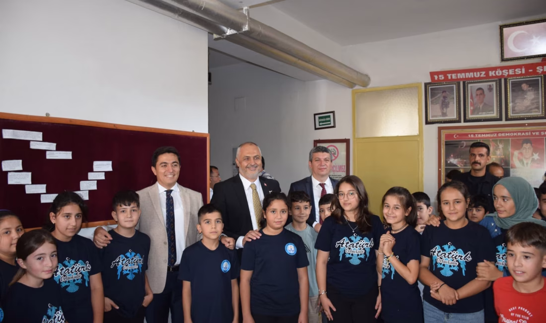 Andırın Kaymakamı Mustafa Arslanşahin, beraberinde Belediye Başkanı Ahmet Sinan Gökşen,