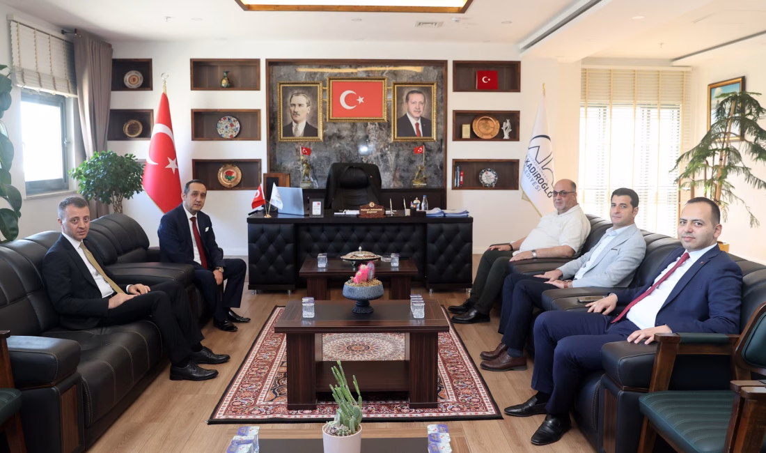 Dulkadiroğlu Belediyesi’nde İstişare Toplantısı Dulkadiroğlu Belediye Başkanı Mehmet Akpınar, Kahramanmaraş Vali Yardımcıları Oray Güven,