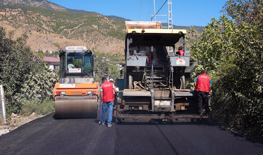 Kahramanmaraş Büyükşehir Belediyesi, şehir genelinde yürüttüğü yol yatırımlarına hız kesmeden