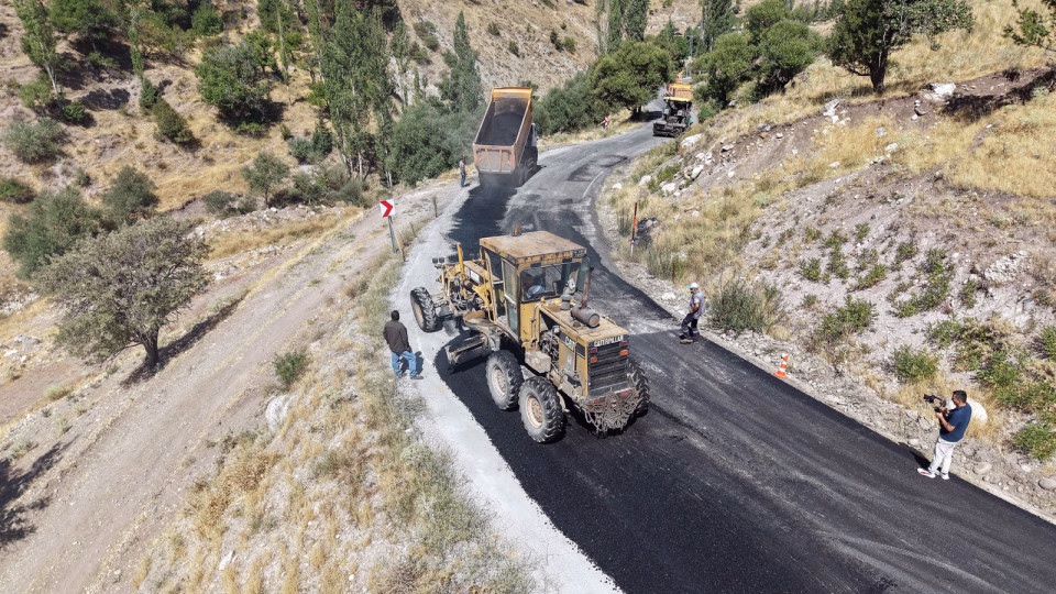 Büyükşehir Belediyesi, Göksun’un kırsal mahallelerinden Kınıkkoz grup yolunu 12 Milyon