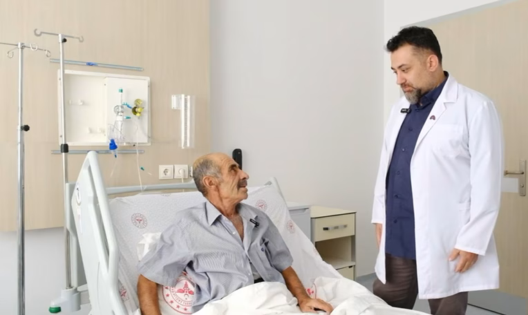Erkan ALTUNTAŞ/AKSARAY, – AKSARAY’da ineğin tepmesi sonucu yaralanan Özcan Sarısakal