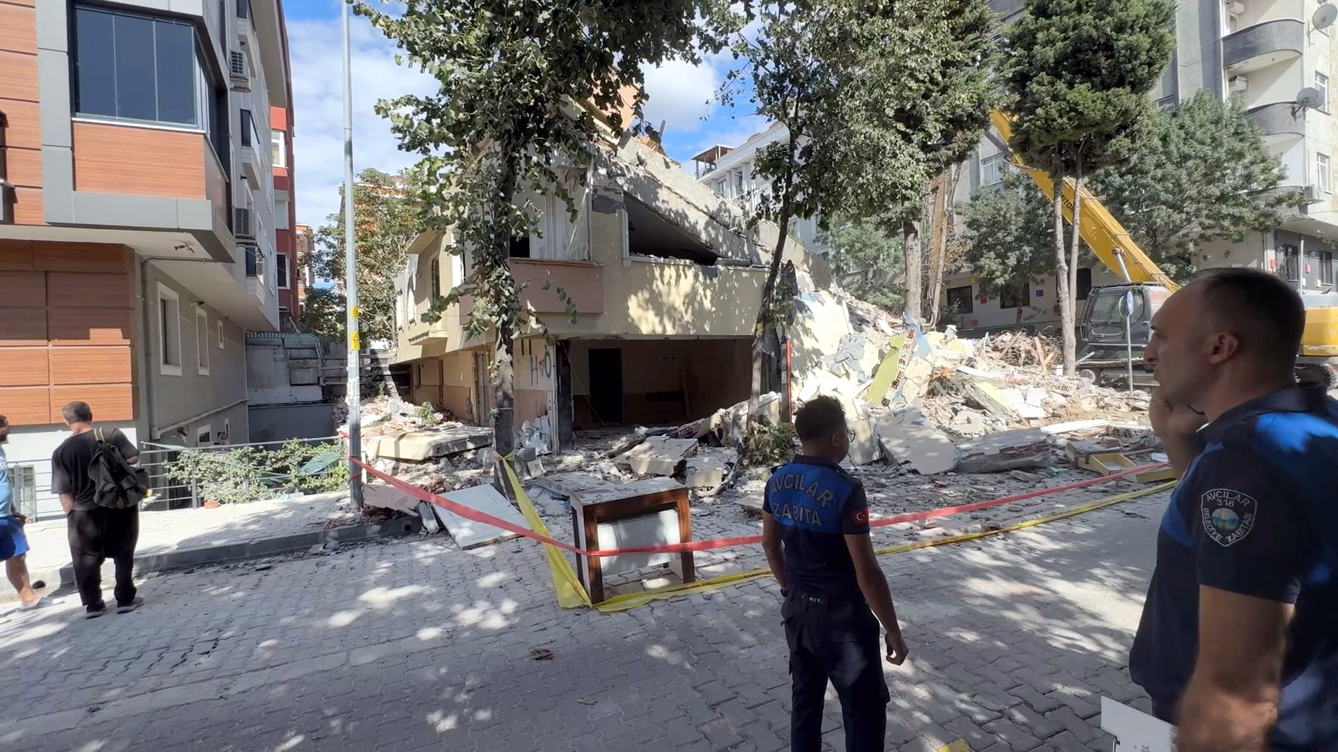 İstanbul Avcılar'daki binanın yıkımı sırasında yandaki evin bahçesine molozlar düştü