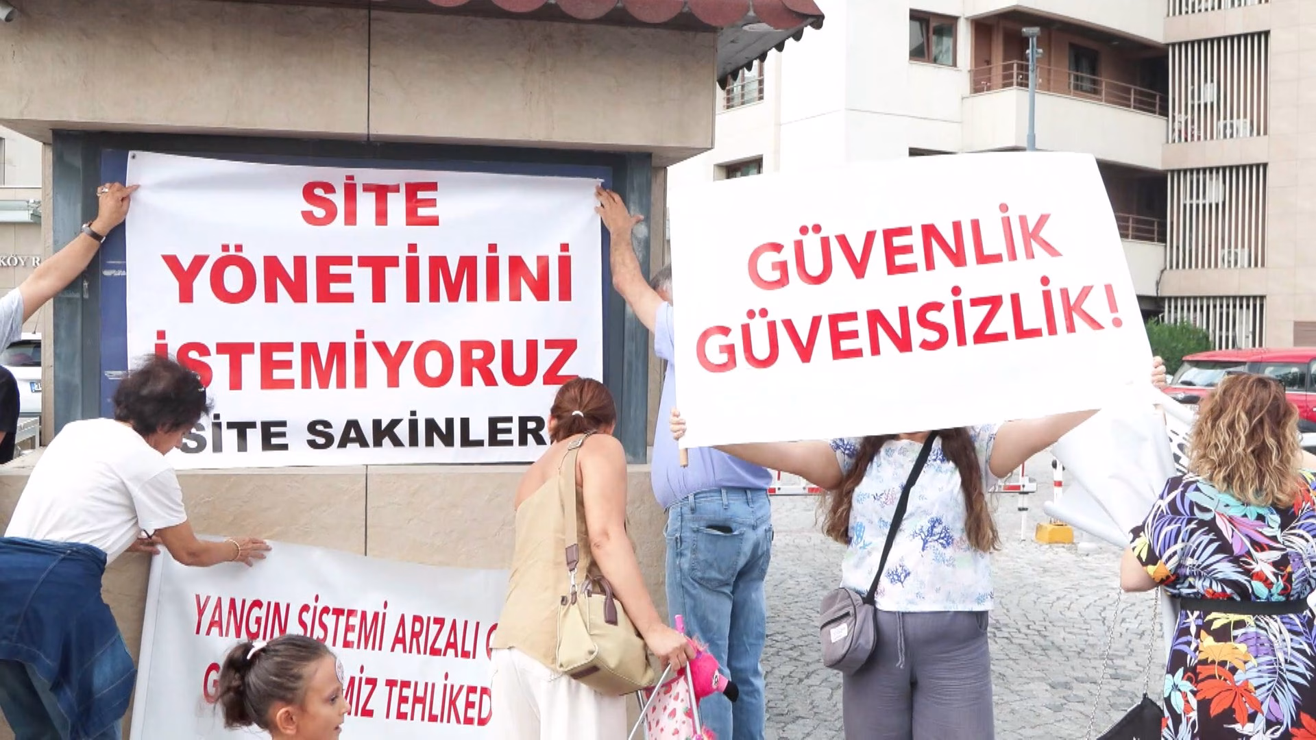 İstanbul Küçükçekmece’de site sakinleri yönetimi protesto etti