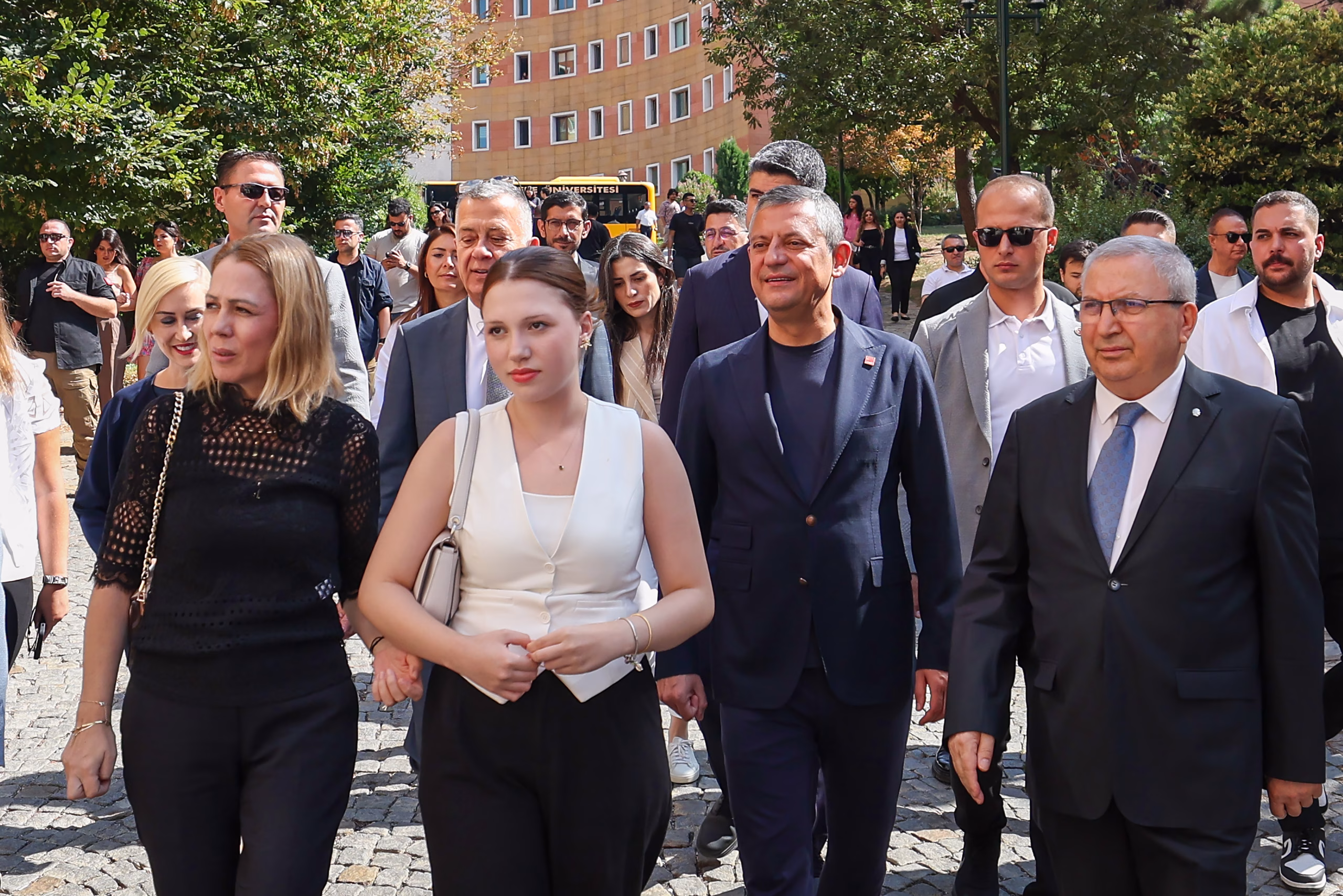 İstanbul Özgür Özel Ferdi Zeyrek’in kızı Nehir’in üniversite kaydı sırasında yanında bulundu