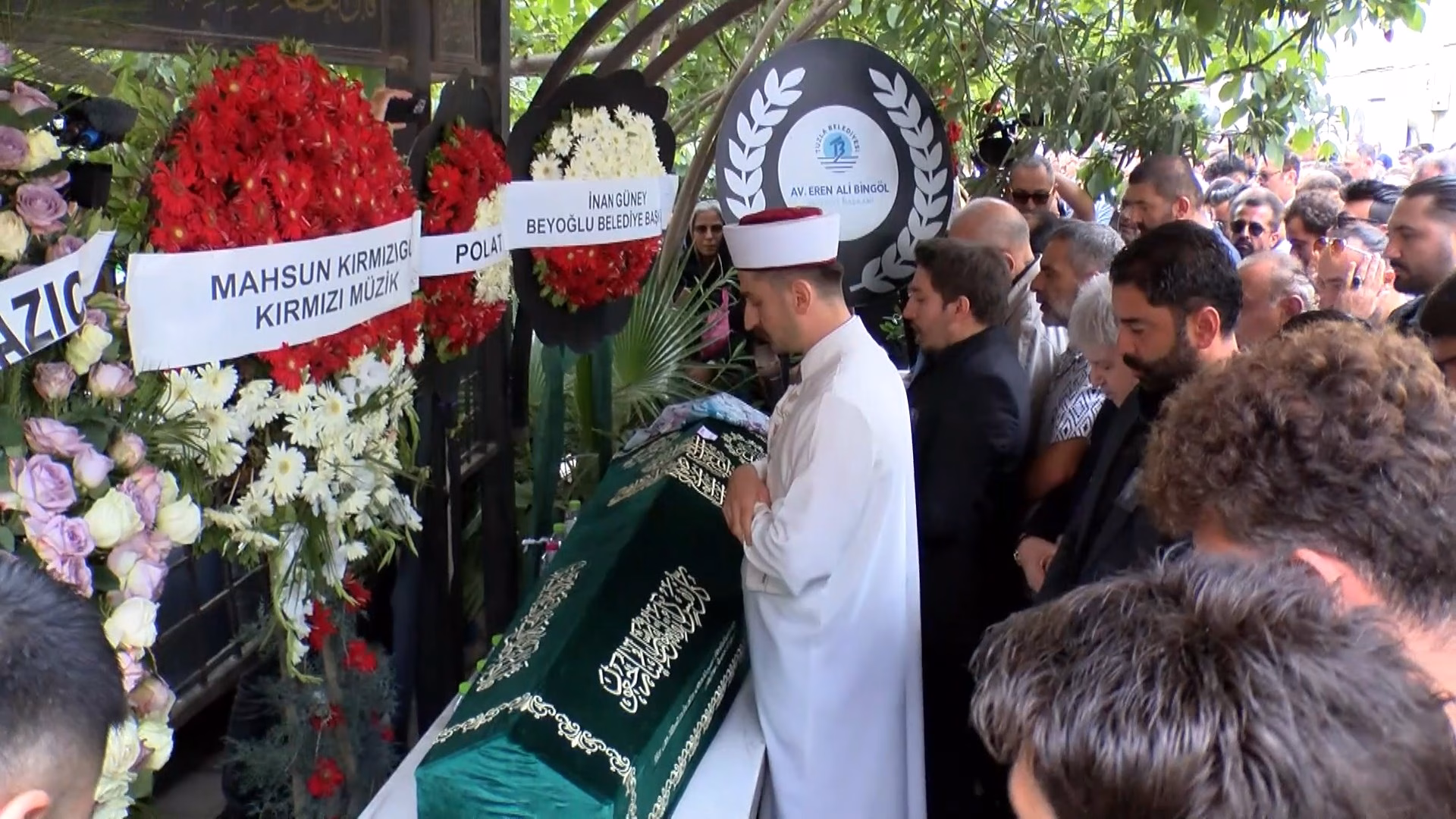 İstanbul Şarkıcı Güllü son yolculuğuna uğurlandı