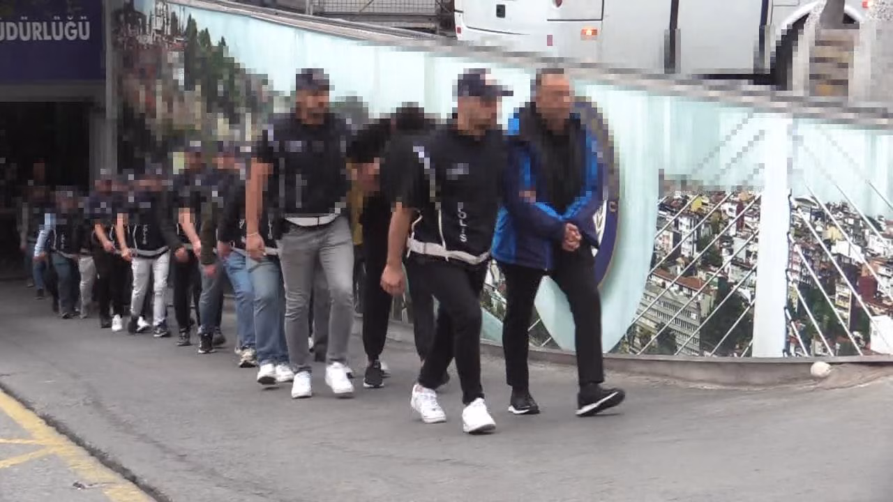 İstanbul Usulsüz yöntemlerle yabancılara vatandaşlık kazandıramaya çalışan şüpheli adliyeye sevk edildi