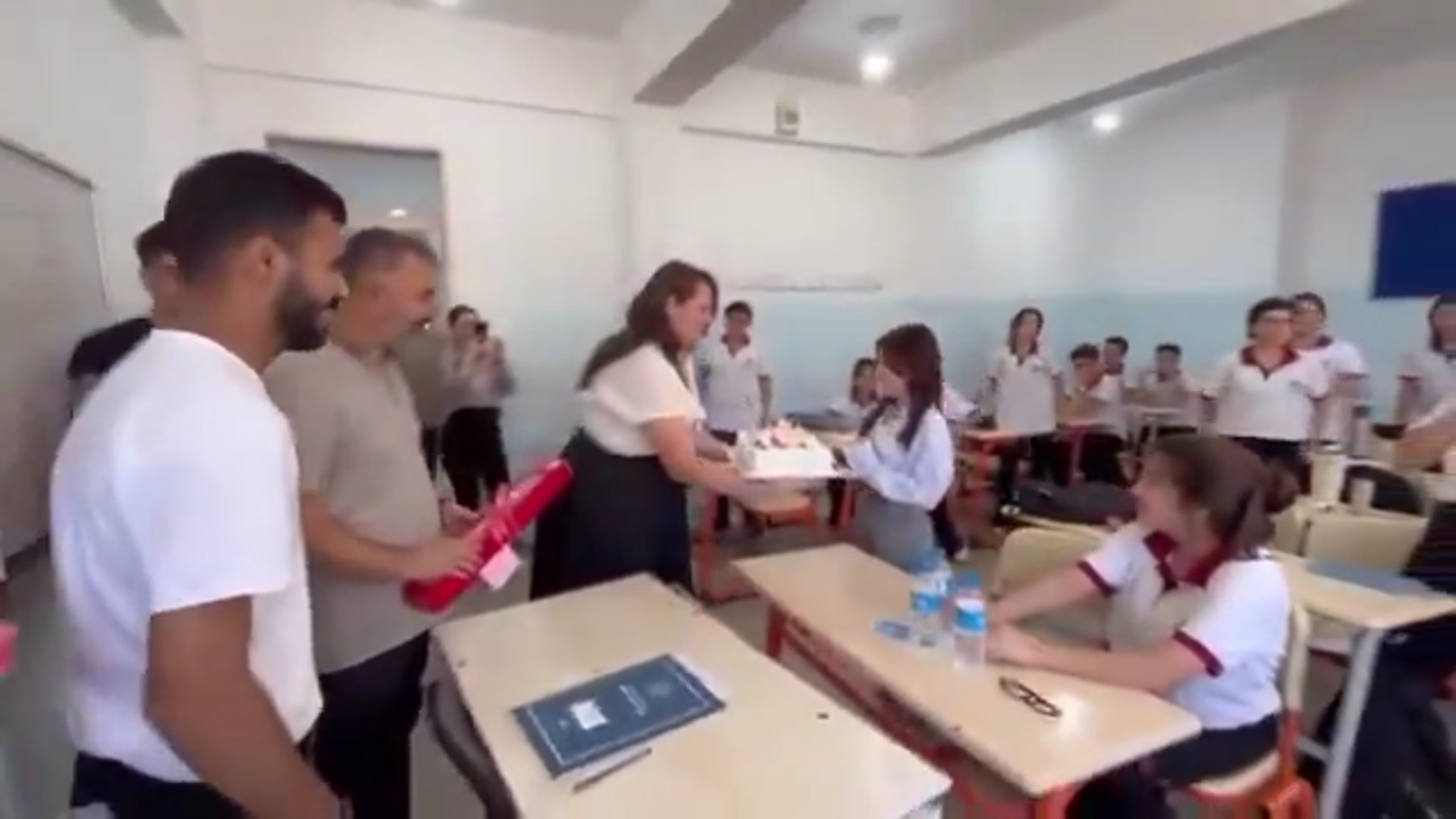 Kanseri yenen liseli Gülnaz'a sınıf arkadaşlarından pastalı karşılama