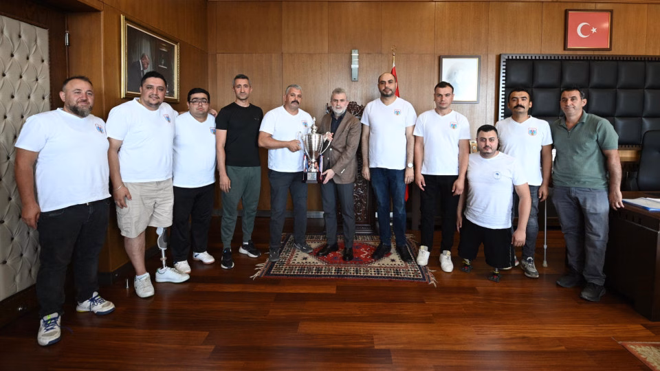 Büyükşehir Belediye Başkanı Fırat Görgel, Erkekler Oturarak Voleybol Ligi’nde Süper