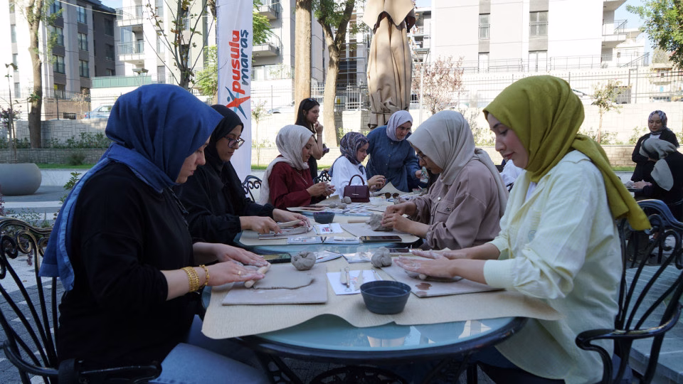 Büyükşehir Belediyesinin gençlik markası Pusula Maraş, “Seramik Workshop” etkinliğini gençlerle