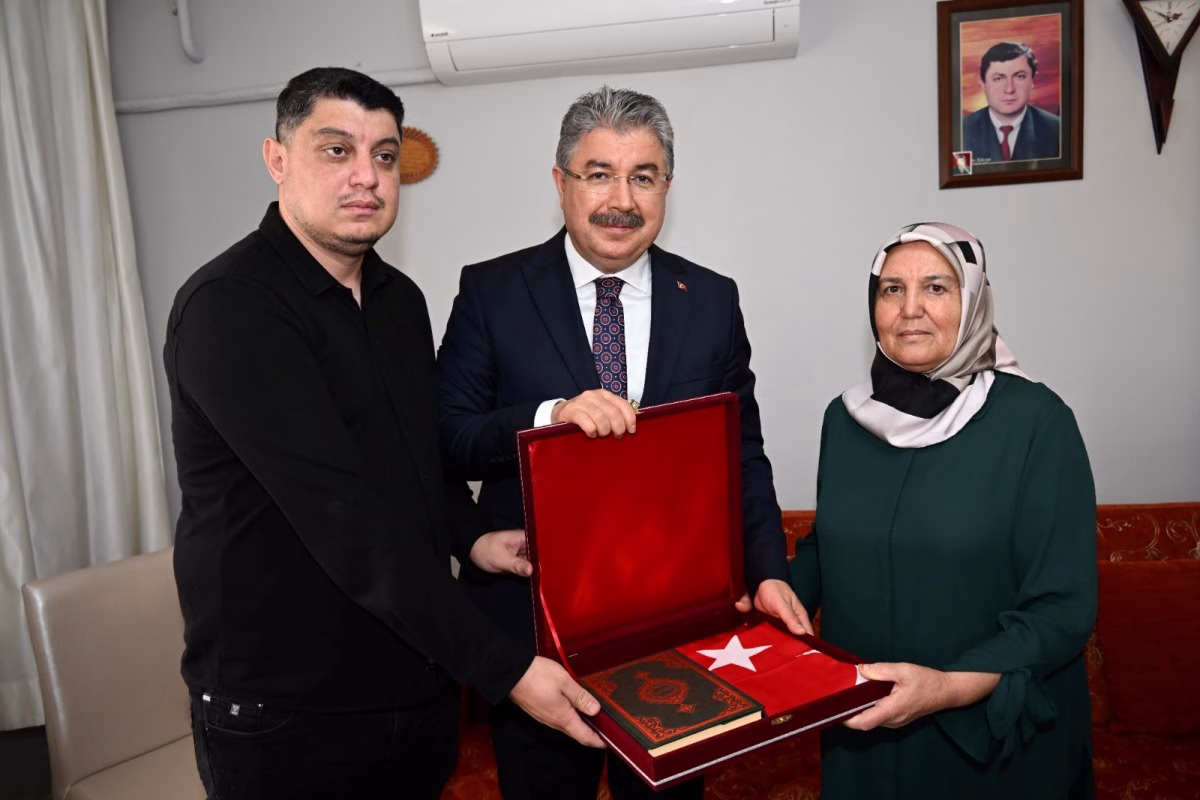 VALİ YILMAZ,KADİRLİ’DE ORMAN ŞEHİDİ’NİN AİLESİNİ ZİYARET ETTİ
